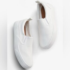 Maurices Supercush Kate Sneakers Solid White Slip-on Everyday Casual 8 Women’s